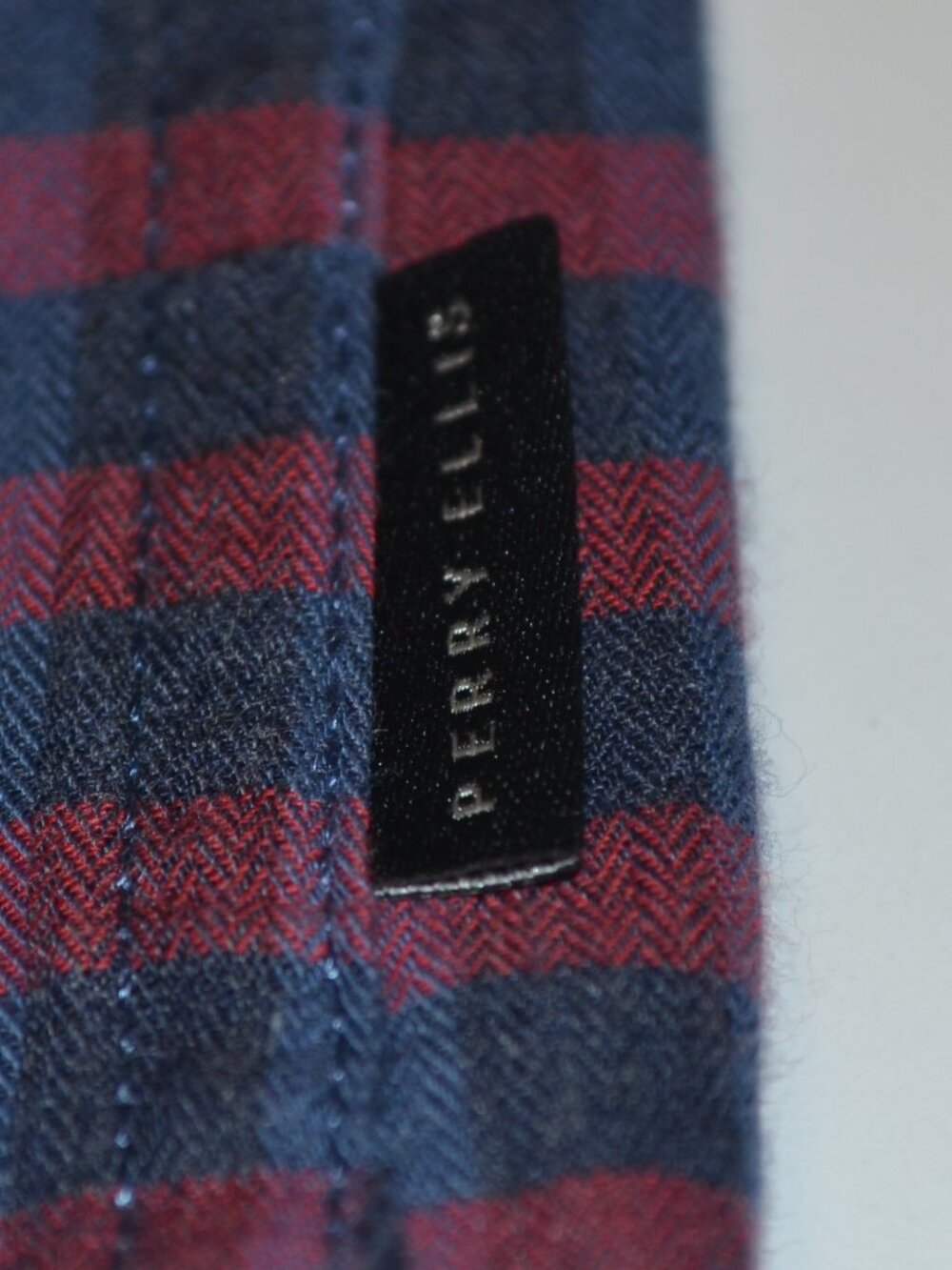 Perry Ellis Men’s Plaid Button-Down Shirt – Size XL - Picture 6 of 6